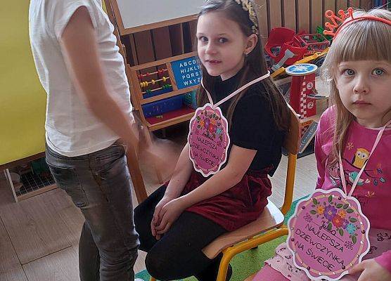 DZIEWCZYNKA  DUŻA  I  MAŁA 8 MARCA  ŚWIĘTOWAŁA grafika