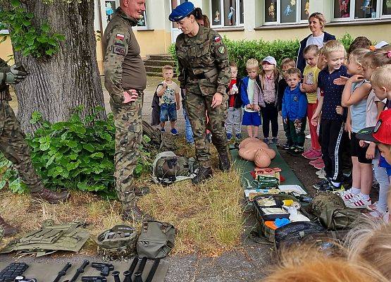 ŻOŁNIERZE  Z  WIZYTĄ  W  PRZEDSZKOLU grafika