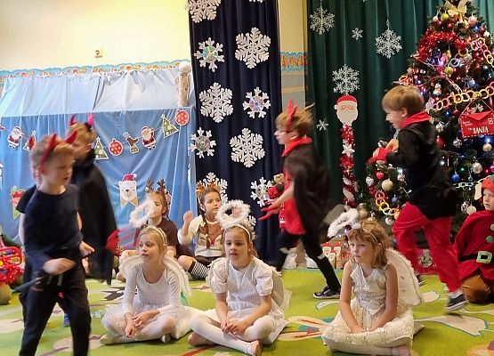 PRZEDSTAWIENIE  ŚWIĄTECZNE  U  MISIAKÓW grafika