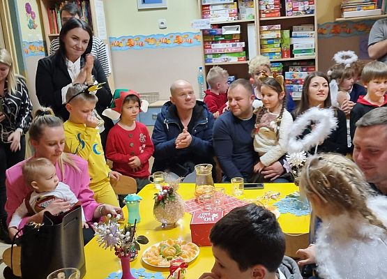 PRZEDSTAWIENIE  ŚWIĄTECZNE  U  MISIAKÓW grafika