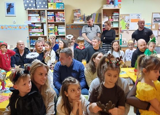 PRZEDSTAWIENIE  ŚWIĄTECZNE  U  MISIAKÓW grafika