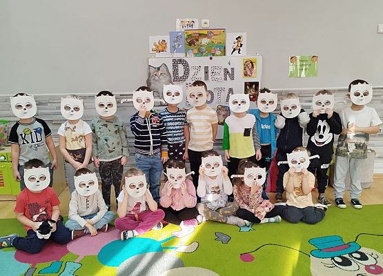 WESOŁO  OBCHODZIMY  DZIEŃ  KOTKA grafika