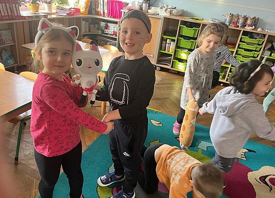 WESOŁO  OBCHODZIMY  DZIEŃ  KOTKA grafika