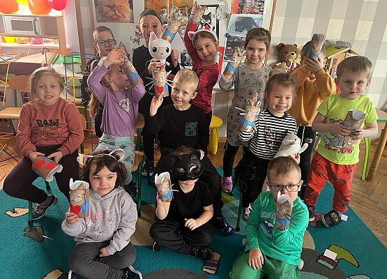 WESOŁO  OBCHODZIMY  DZIEŃ  KOTKA grafika