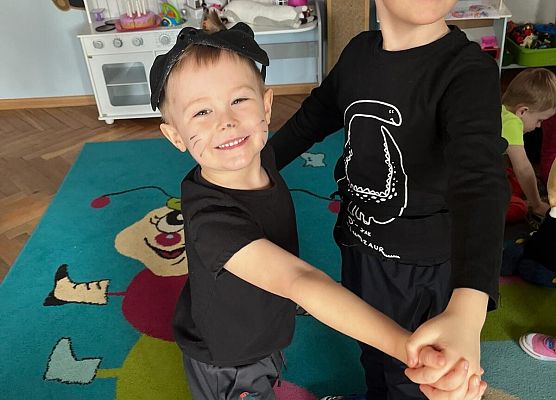 WESOŁO  OBCHODZIMY  DZIEŃ  KOTKA grafika