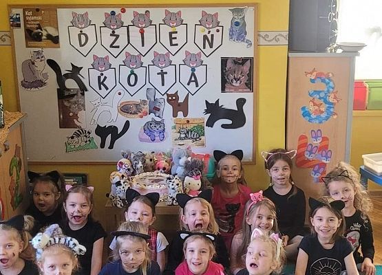 WESOŁO  OBCHODZIMY  DZIEŃ  KOTKA grafika