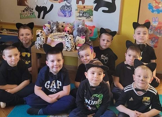 WESOŁO  OBCHODZIMY  DZIEŃ  KOTKA grafika