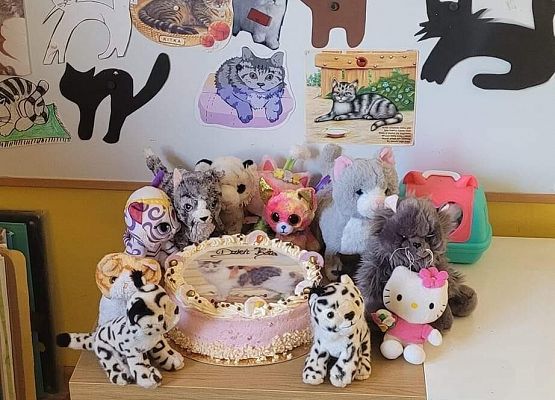 WESOŁO  OBCHODZIMY  DZIEŃ  KOTKA grafika