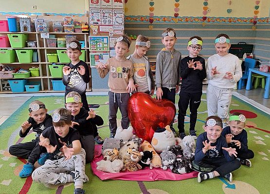 WESOŁO  OBCHODZIMY  DZIEŃ  KOTKA grafika