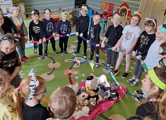 WESOŁO  OBCHODZIMY  DZIEŃ  KOTKA grafika