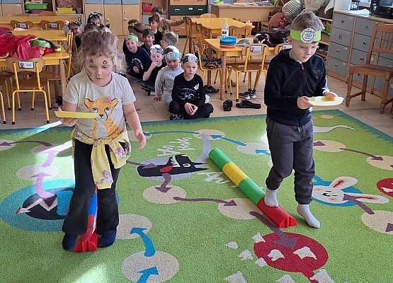 WESOŁO  OBCHODZIMY  DZIEŃ  KOTKA grafika