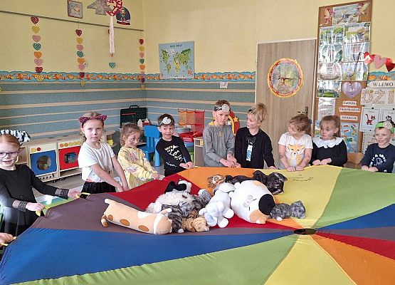 WESOŁO  OBCHODZIMY  DZIEŃ  KOTKA grafika