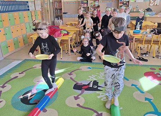 WESOŁO  OBCHODZIMY  DZIEŃ  KOTKA grafika