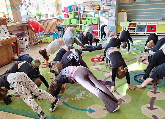 WESOŁO  OBCHODZIMY  DZIEŃ  KOTKA grafika