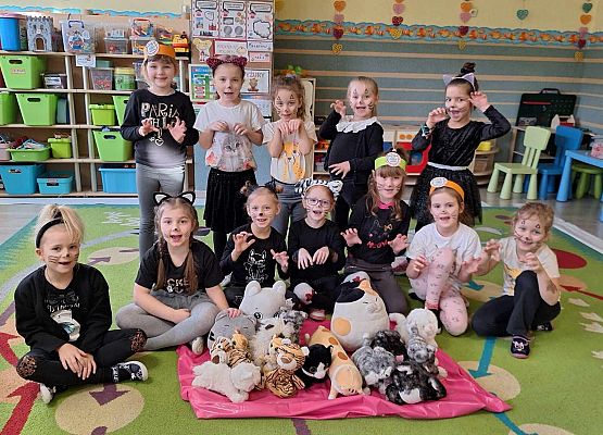 WESOŁO  OBCHODZIMY  DZIEŃ  KOTKA grafika