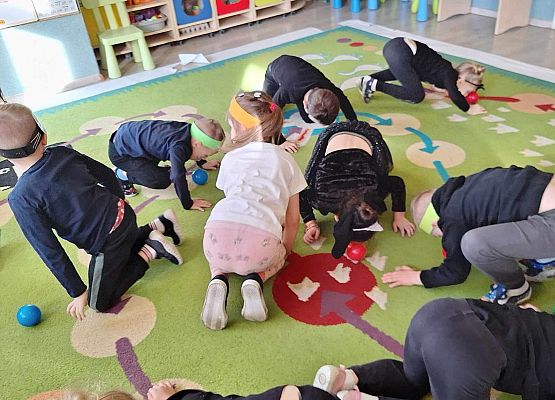 WESOŁO  OBCHODZIMY  DZIEŃ  KOTKA grafika