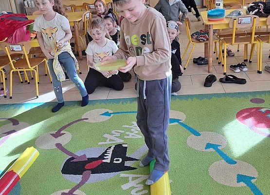 WESOŁO  OBCHODZIMY  DZIEŃ  KOTKA grafika