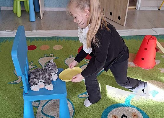 WESOŁO  OBCHODZIMY  DZIEŃ  KOTKA grafika