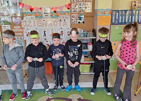 WESOŁO  OBCHODZIMY  DZIEŃ  KOTKA grafika