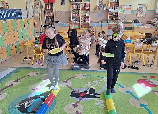 WESOŁO  OBCHODZIMY  DZIEŃ  KOTKA grafika