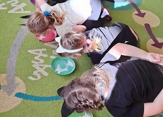 WESOŁO  OBCHODZIMY  DZIEŃ  KOTKA grafika