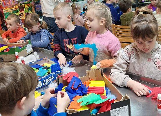 MISIAKI I ŻABKI NA WARSZTATACH ŚWIĄTECZNYCH W MUZEUM grafika