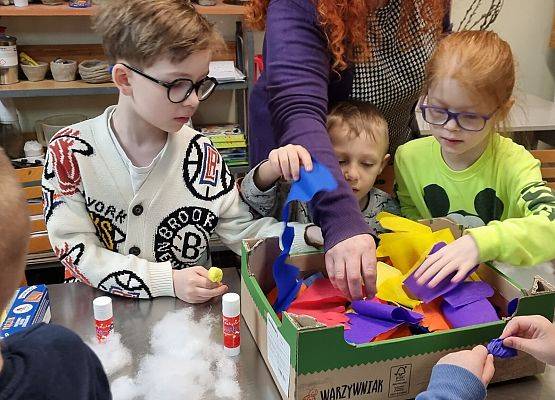 MISIAKI I ŻABKI NA WARSZTATACH ŚWIĄTECZNYCH W MUZEUM grafika