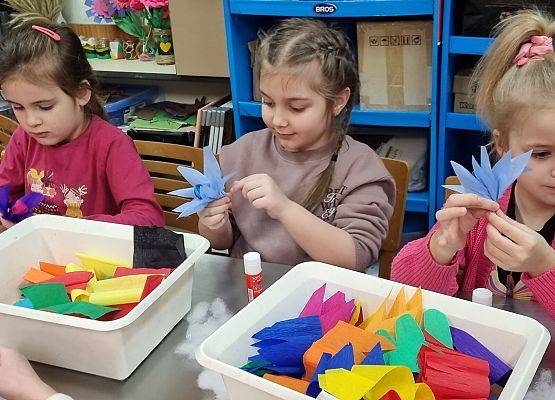 MISIAKI I ŻABKI NA WARSZTATACH ŚWIĄTECZNYCH W MUZEUM grafika