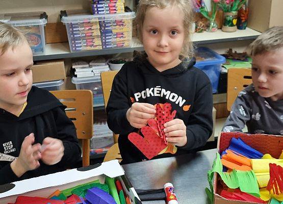 MISIAKI I ŻABKI NA WARSZTATACH ŚWIĄTECZNYCH W MUZEUM grafika