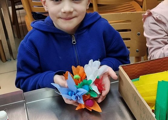 MISIAKI I ŻABKI NA WARSZTATACH ŚWIĄTECZNYCH W MUZEUM grafika