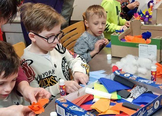 MISIAKI I ŻABKI NA WARSZTATACH ŚWIĄTECZNYCH W MUZEUM grafika