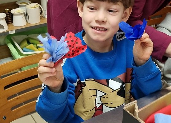 MISIAKI I ŻABKI NA WARSZTATACH ŚWIĄTECZNYCH W MUZEUM grafika