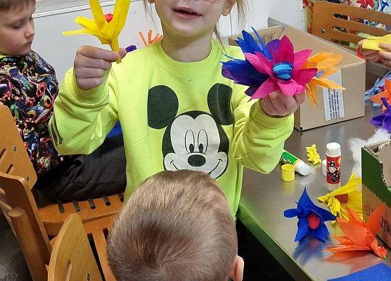 MISIAKI I ŻABKI NA WARSZTATACH ŚWIĄTECZNYCH W MUZEUM grafika