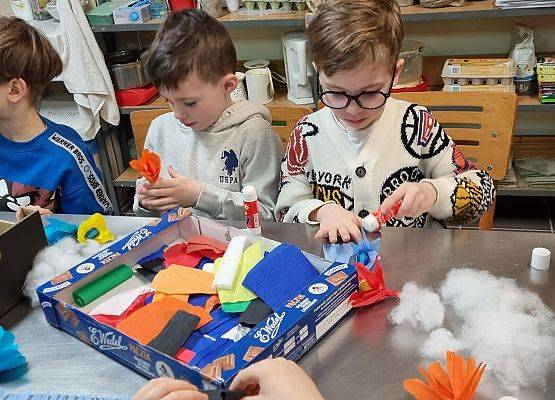MISIAKI I ŻABKI NA WARSZTATACH ŚWIĄTECZNYCH W MUZEUM grafika