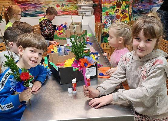 MISIAKI I ŻABKI NA WARSZTATACH ŚWIĄTECZNYCH W MUZEUM grafika
