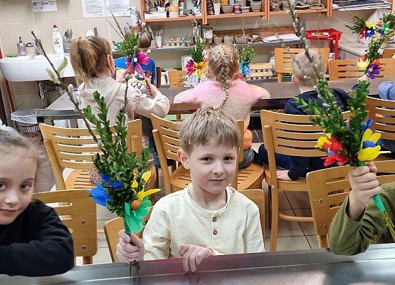 MISIAKI I ŻABKI NA WARSZTATACH ŚWIĄTECZNYCH W MUZEUM grafika