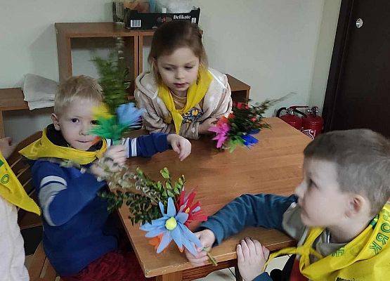 MISIAKI I ŻABKI NA WARSZTATACH ŚWIĄTECZNYCH W MUZEUM grafika