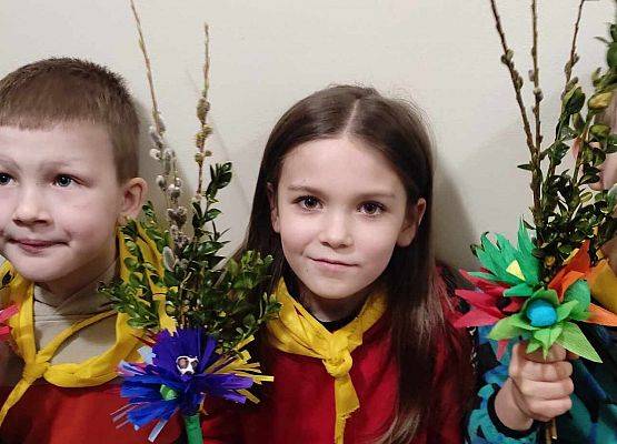 MISIAKI I ŻABKI NA WARSZTATACH ŚWIĄTECZNYCH W MUZEUM grafika