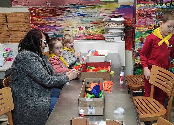 MISIAKI I ŻABKI NA WARSZTATACH ŚWIĄTECZNYCH W MUZEUM grafika