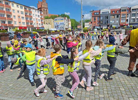 MISIAKI  NA  KOLOROWYCH  PODWÓRKACH grafika