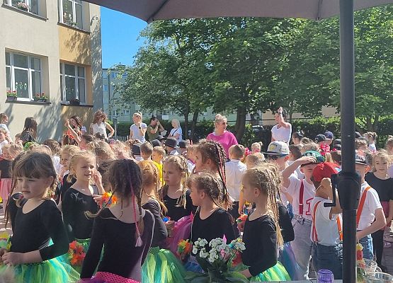 MISIAKI  NA  MIĘDZYPRZEDSZKOLNYM  FESTIWALU  TAŃCA grafika