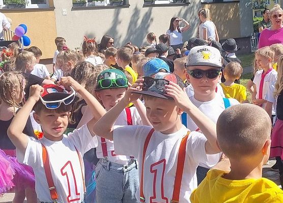 MISIAKI  NA  MIĘDZYPRZEDSZKOLNYM  FESTIWALU  TAŃCA grafika