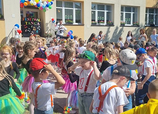 MISIAKI  NA  MIĘDZYPRZEDSZKOLNYM  FESTIWALU  TAŃCA grafika