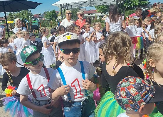 MISIAKI  NA  MIĘDZYPRZEDSZKOLNYM  FESTIWALU  TAŃCA grafika