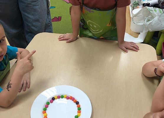 MALI BADACZE EKSPERYMENTUJĄ W PRZEDSZKOLU grafika