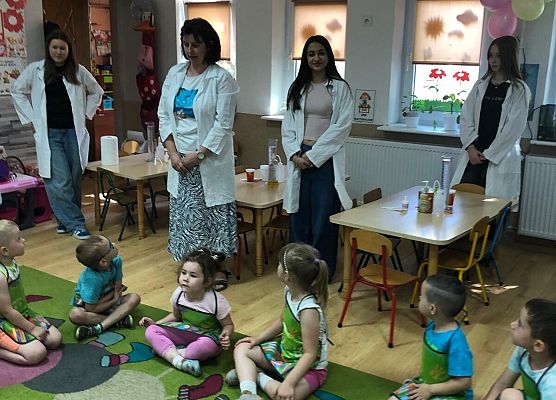 MALI BADACZE EKSPERYMENTUJĄ W PRZEDSZKOLU grafika