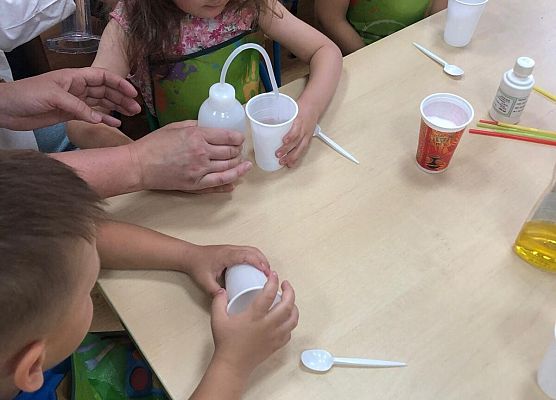 MALI BADACZE EKSPERYMENTUJĄ W PRZEDSZKOLU grafika