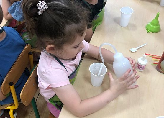 MALI BADACZE EKSPERYMENTUJĄ W PRZEDSZKOLU grafika