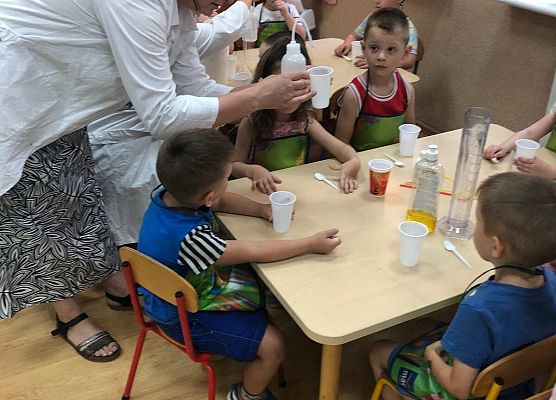 MALI BADACZE EKSPERYMENTUJĄ W PRZEDSZKOLU grafika
