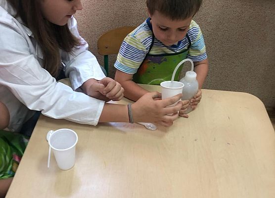 MALI BADACZE EKSPERYMENTUJĄ W PRZEDSZKOLU grafika